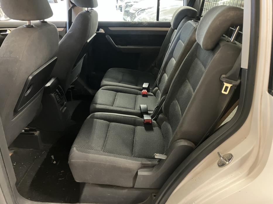 VOLKSWAGEN Touran 2011