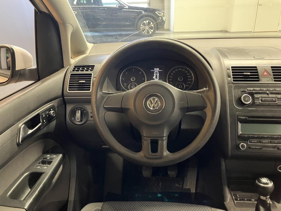 VOLKSWAGEN Touran 2011