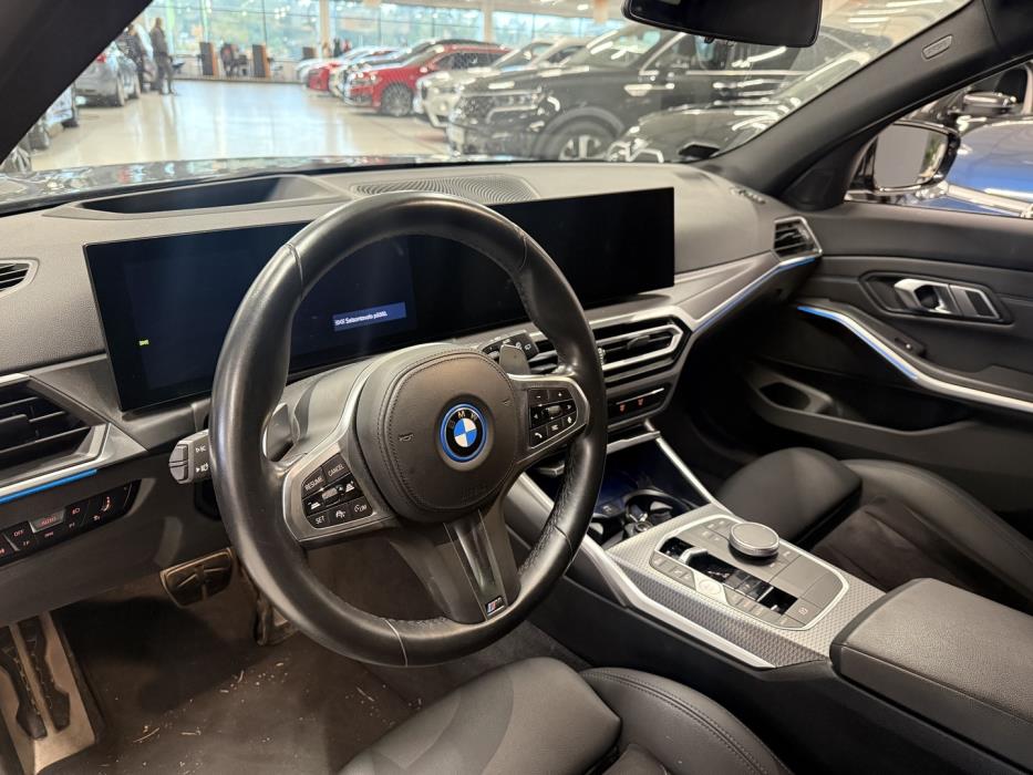 BMW 330 2023