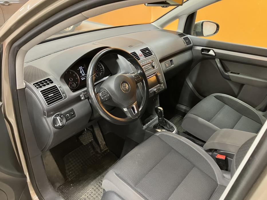 VOLKSWAGEN Touran 2012