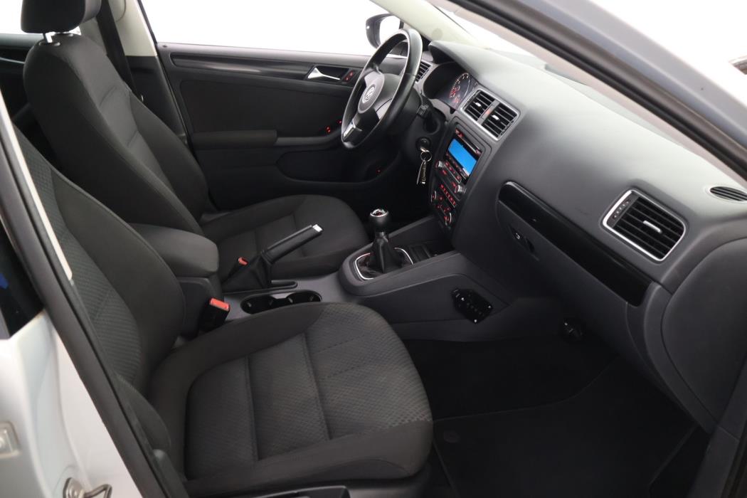 VOLKSWAGEN Jetta 2011