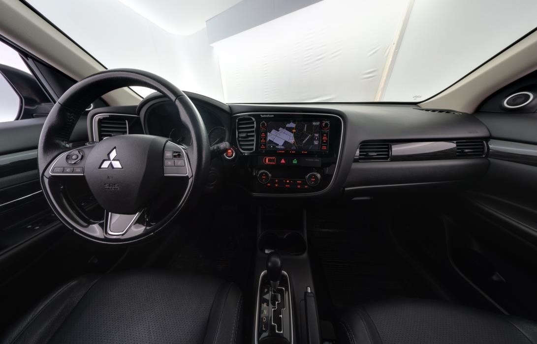 MITSUBISHI Outlander 2016