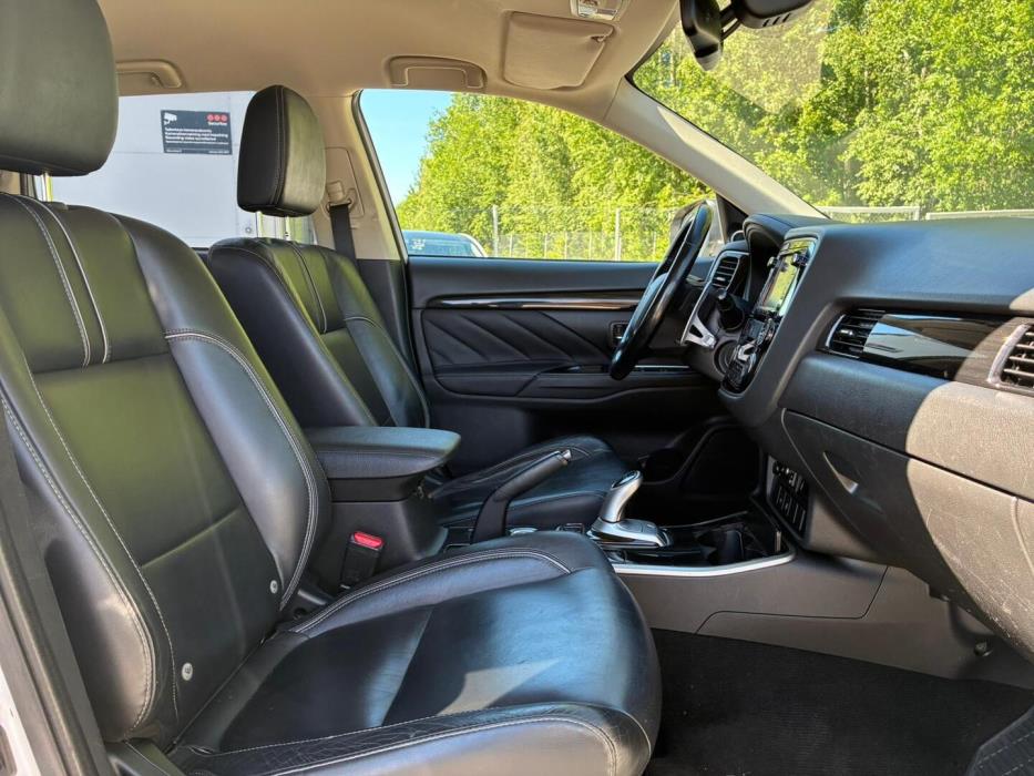 MITSUBISHI OUTLANDER PHEV 2016