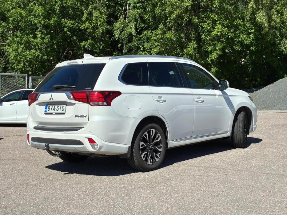 MITSUBISHI OUTLANDER PHEV 2016
