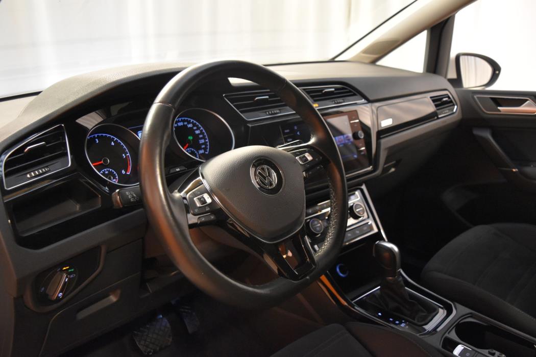 VOLKSWAGEN Touran 2018