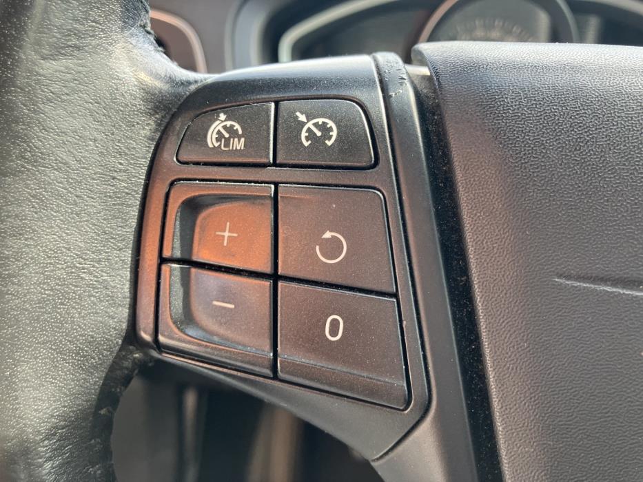 VOLVO V40 2018