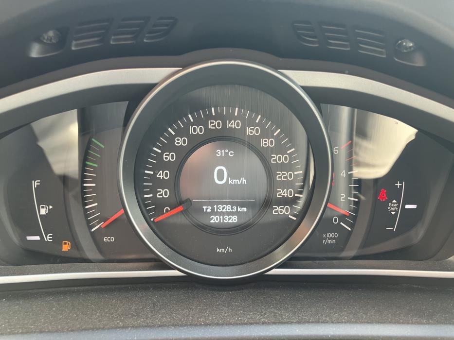 VOLVO V40 2018