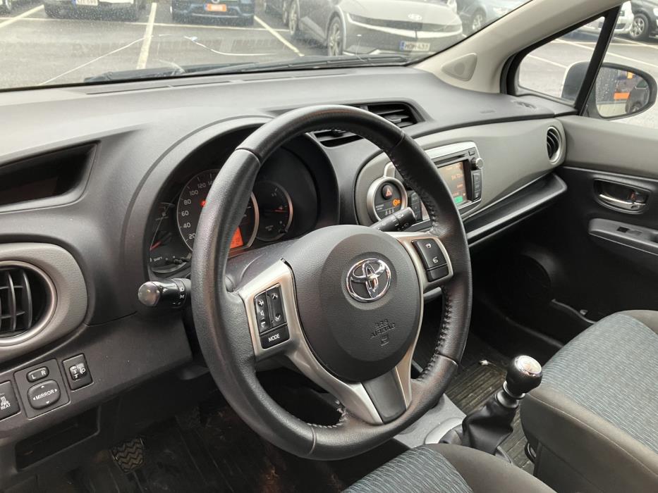 TOYOTA Yaris 2013