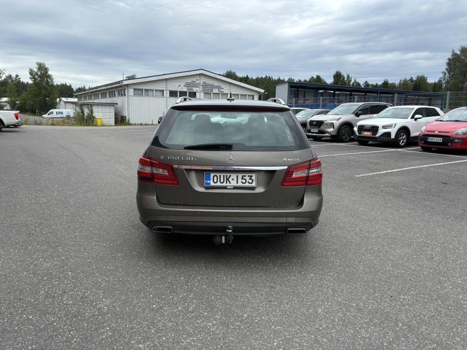 MERCEDES-BENZ E 2011