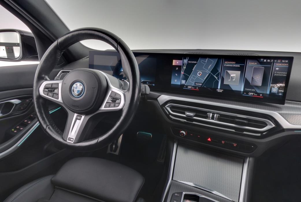 BMW 330 2023