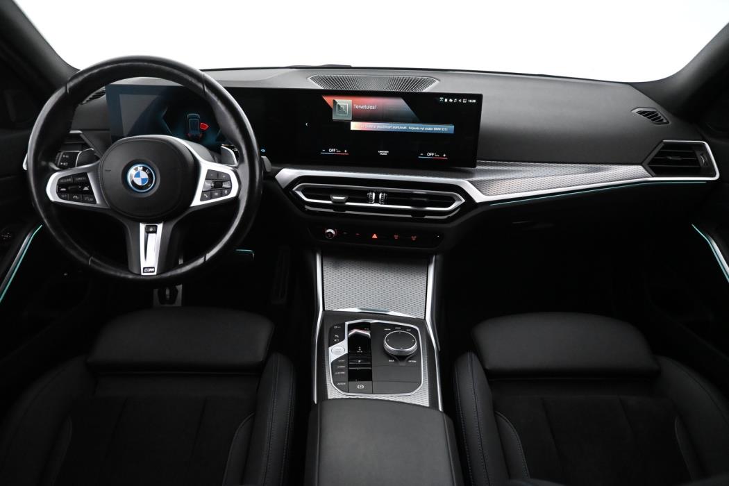 BMW 330 2023
