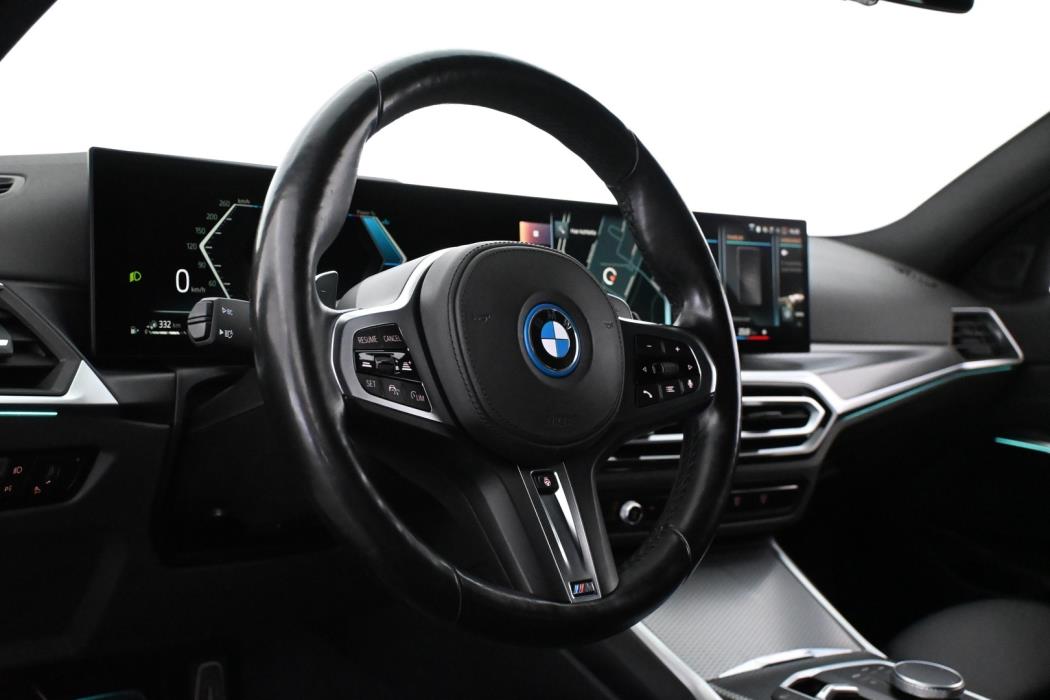 BMW 330 2023