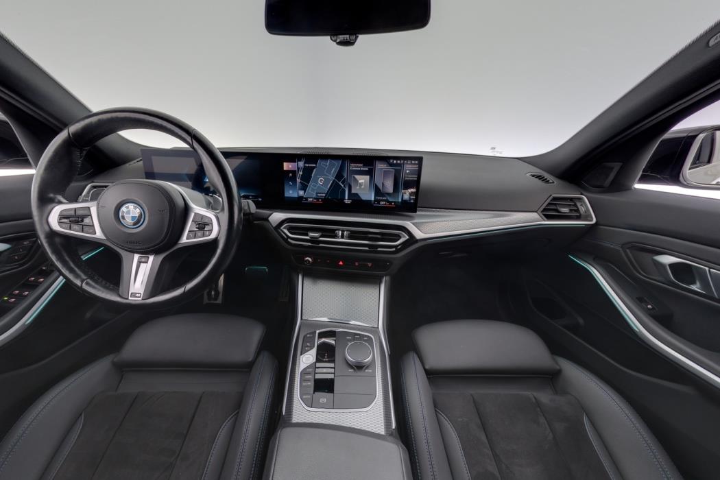 BMW 330 2023