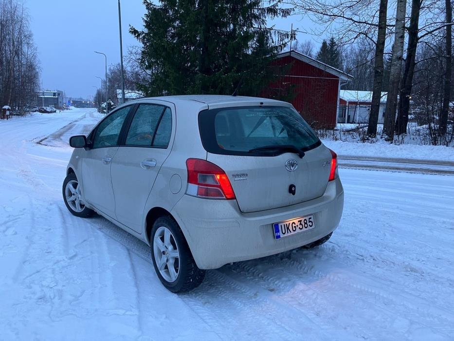 TOYOTA Yaris 2011