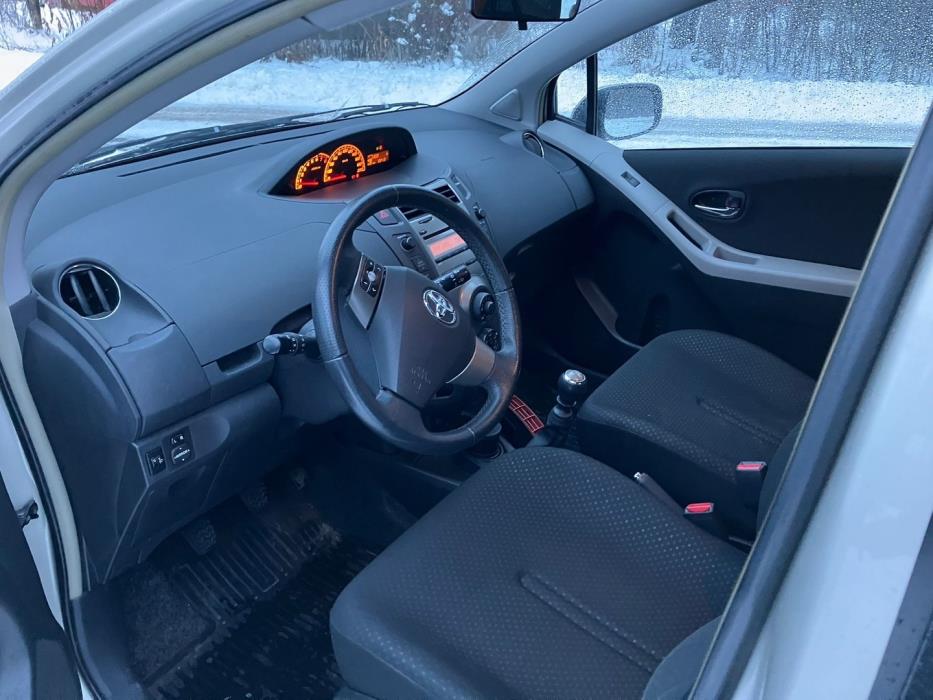 TOYOTA Yaris 2011