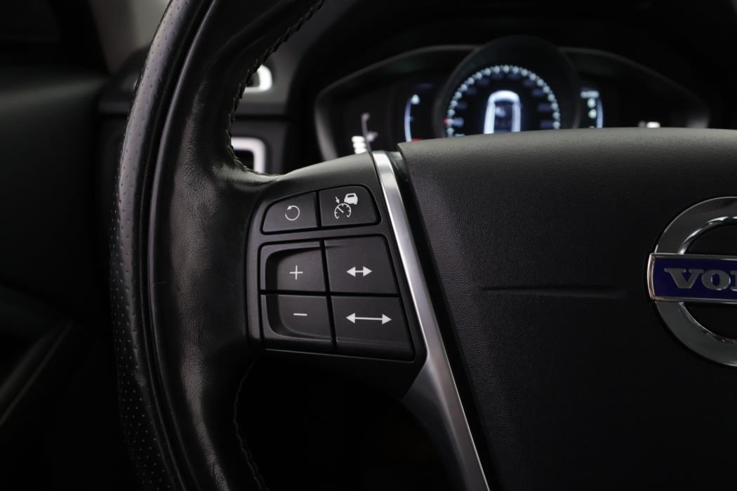 VOLVO V70 2016