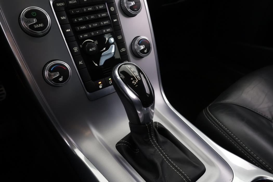 VOLVO V70 2016
