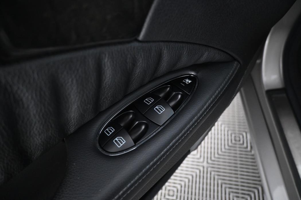 MERCEDES-BENZ E 2006