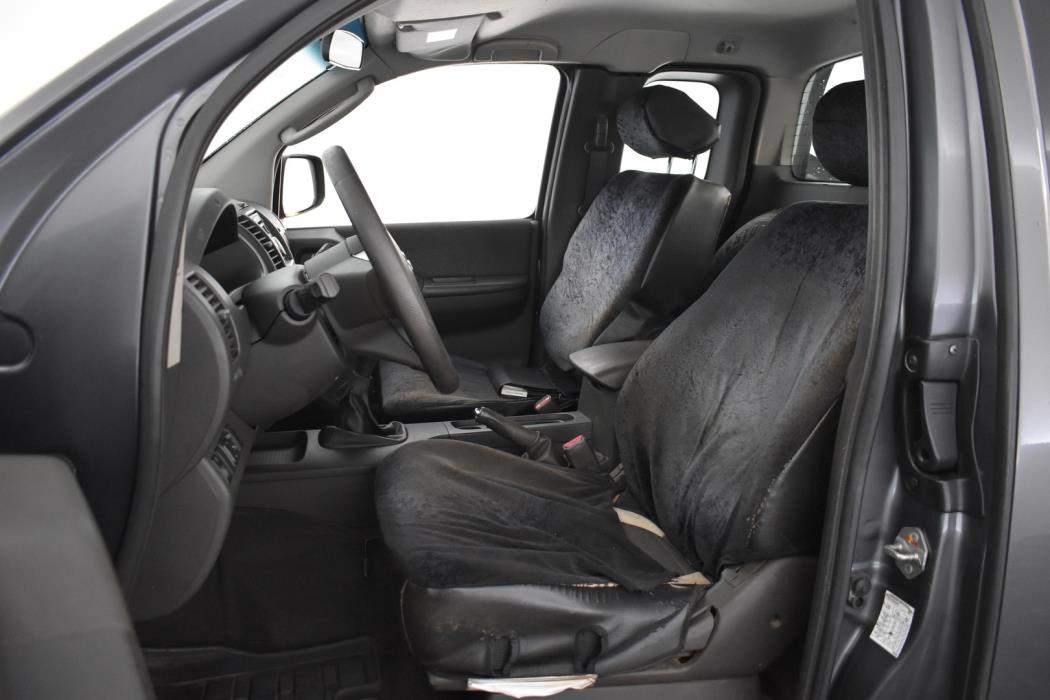 NISSAN Navara 2011