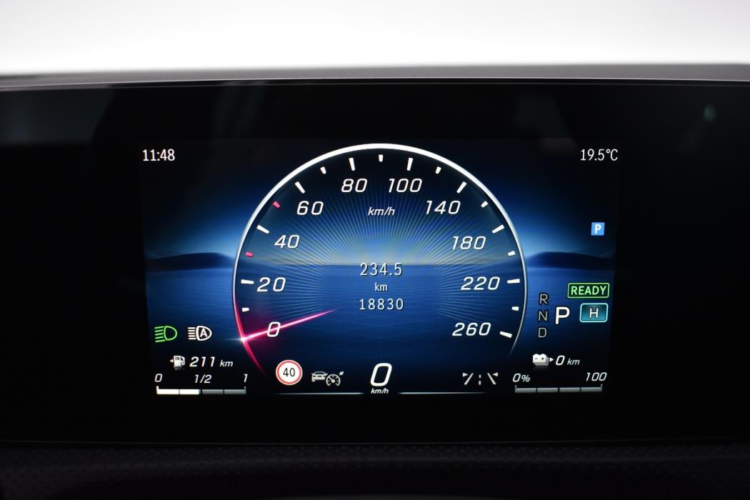 MERCEDES-BENZ CLA 2025