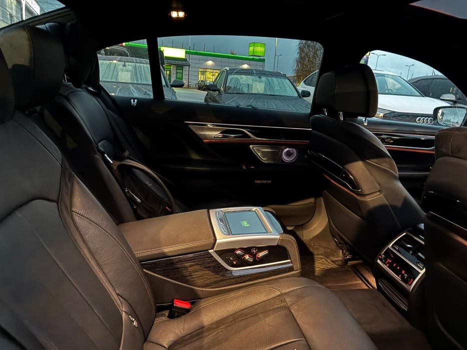 BMW 740 2017
