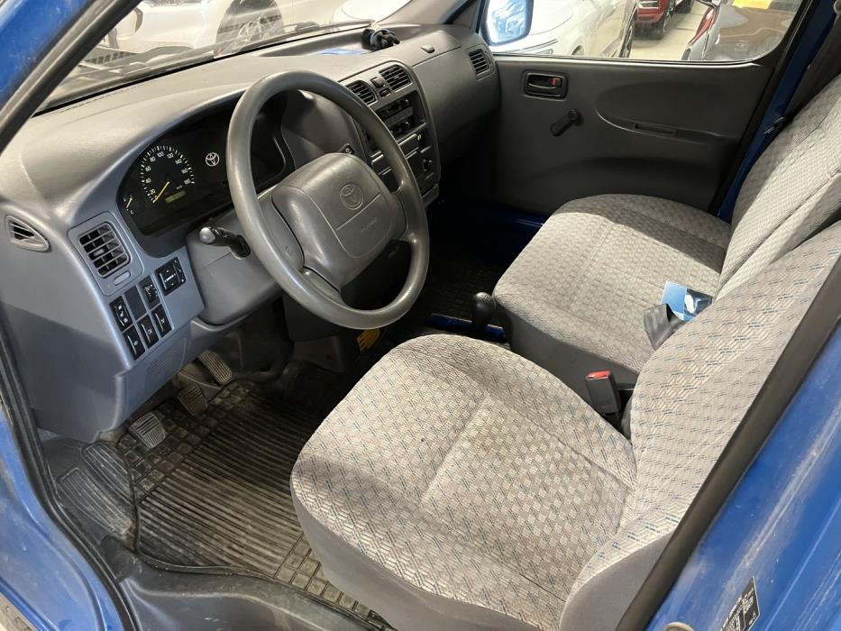 TOYOTA Hiace 2005