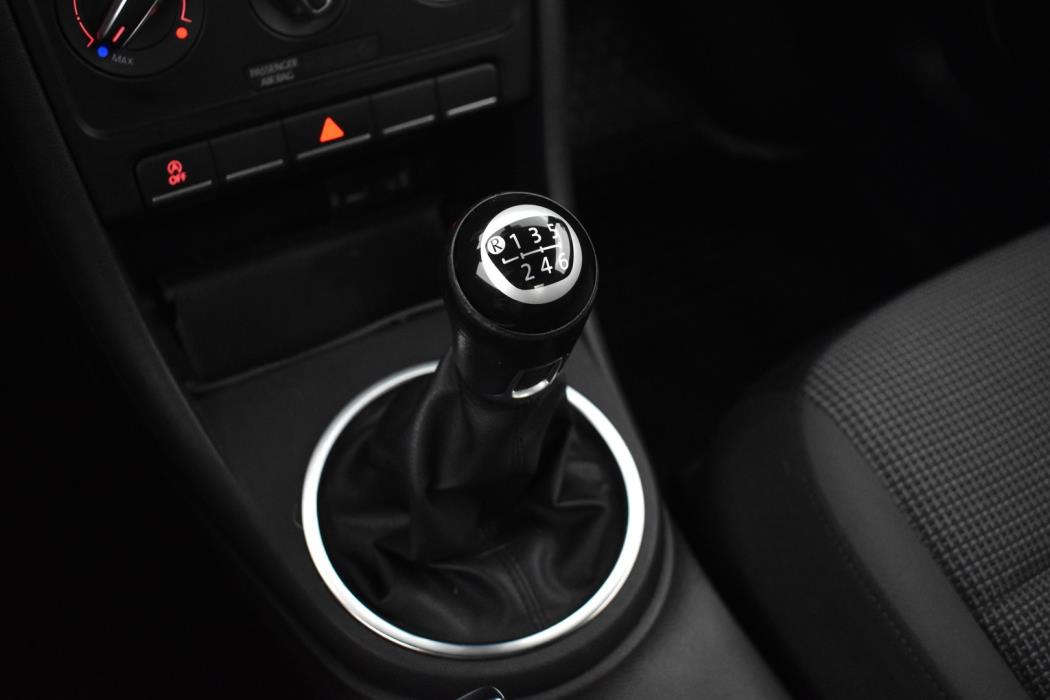 VOLKSWAGEN Beetle 2018