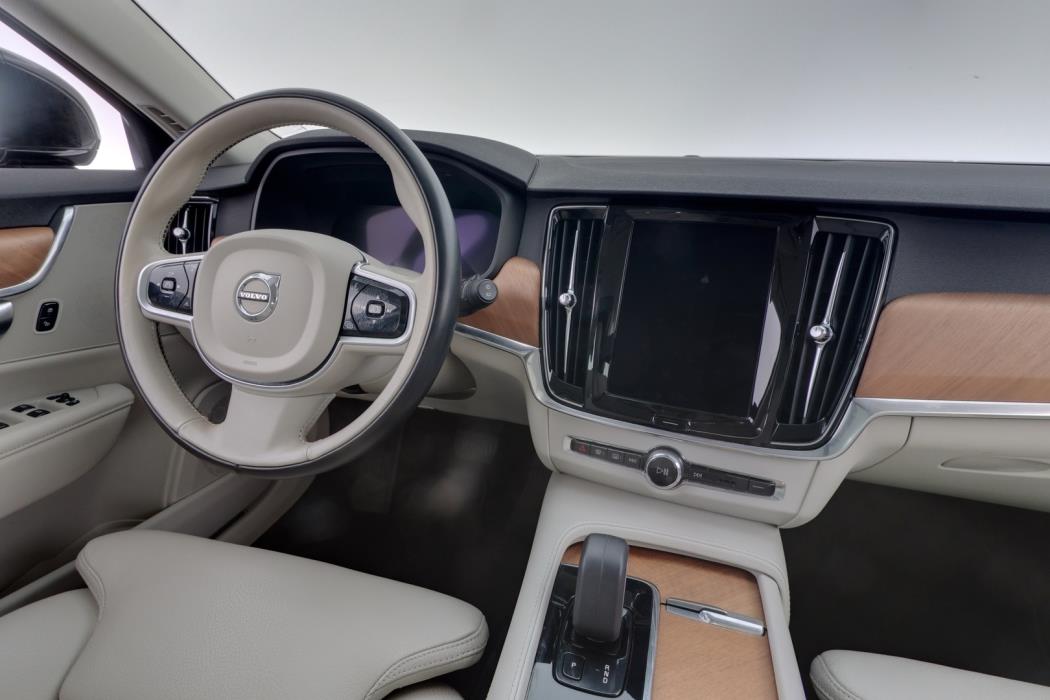 VOLVO V90 2022