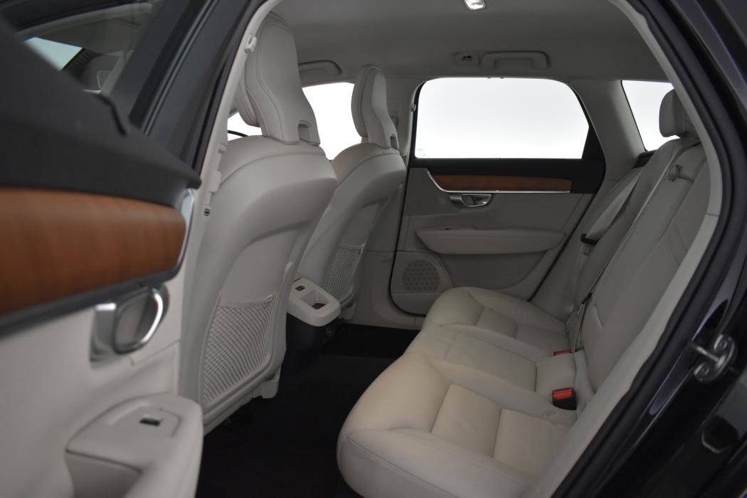 VOLVO V90 2022
