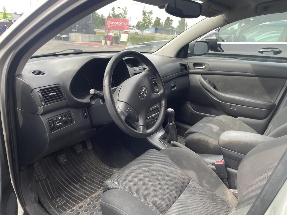 TOYOTA Avensis 2004