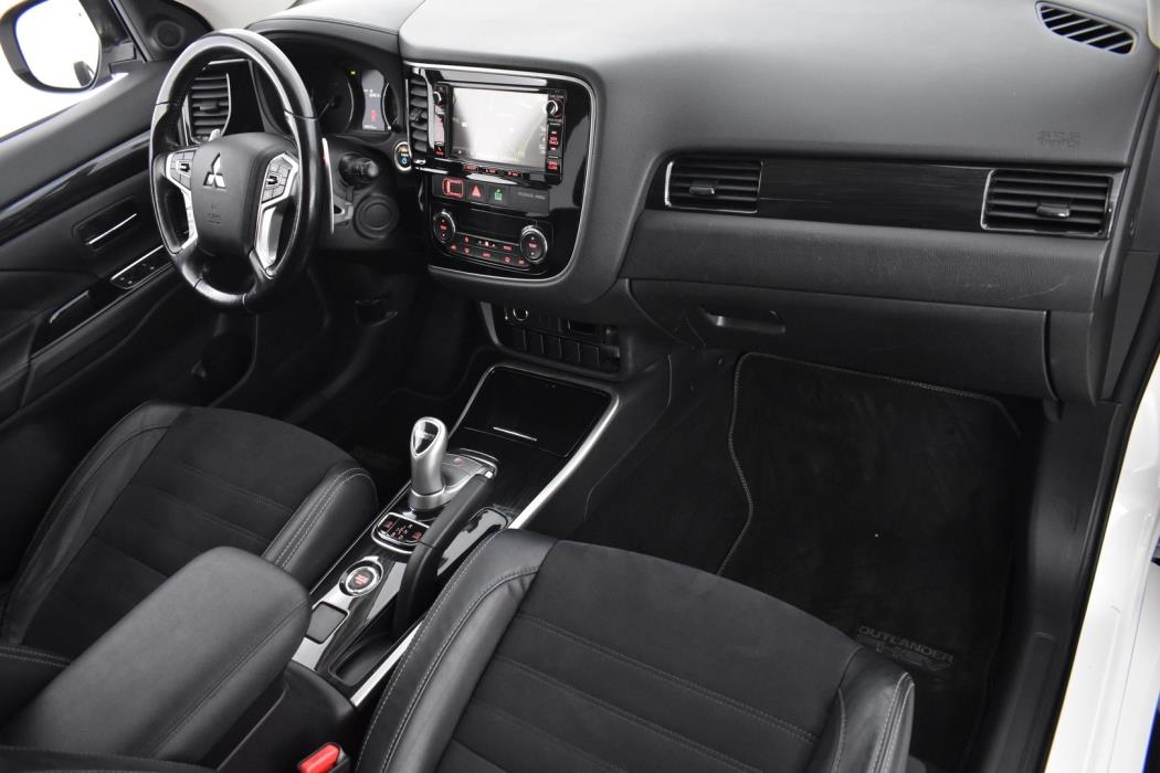 MITSUBISHI OUTLANDER PHEV 2016