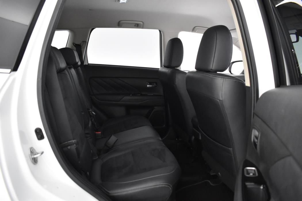 MITSUBISHI OUTLANDER PHEV 2016