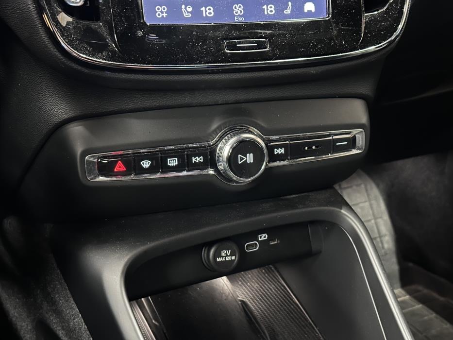 VOLVO EX40 2025