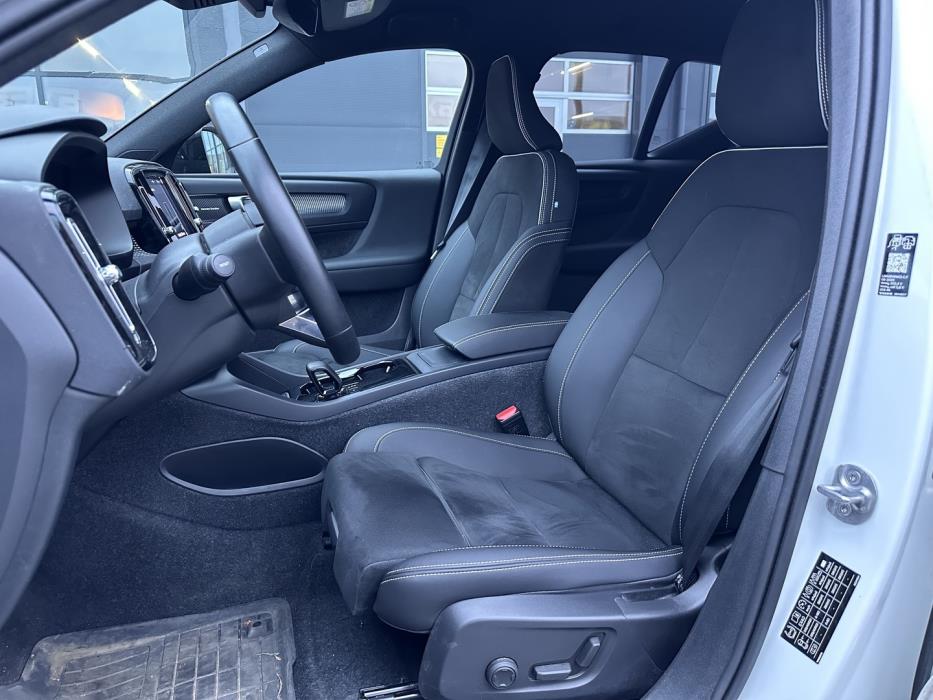 VOLVO EX40 2025