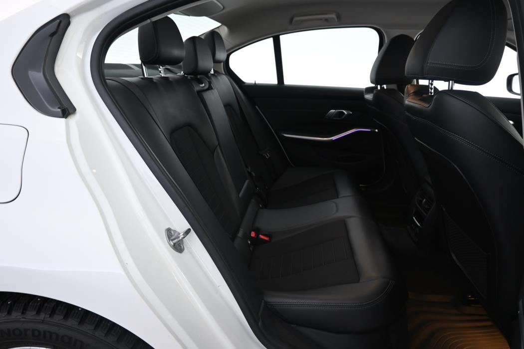 BMW 330 2019