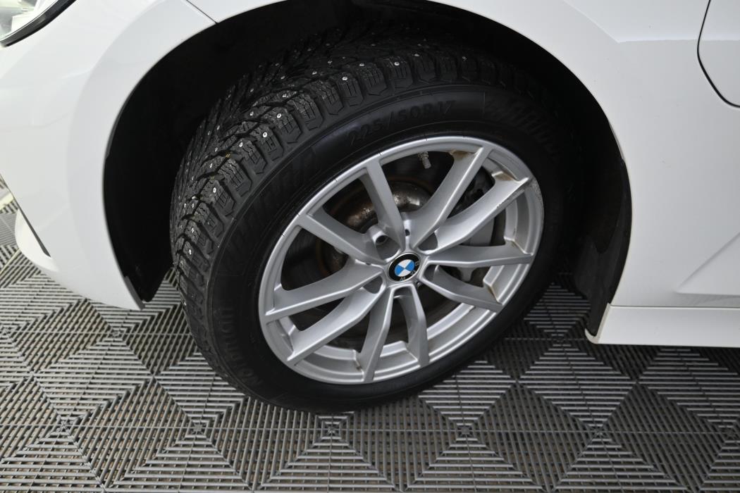 BMW 330 2019