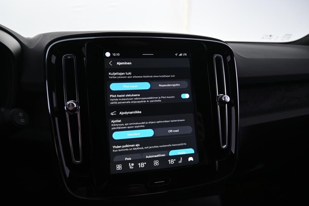 VOLVO XC40 2024