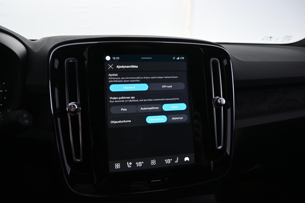 VOLVO XC40 2024