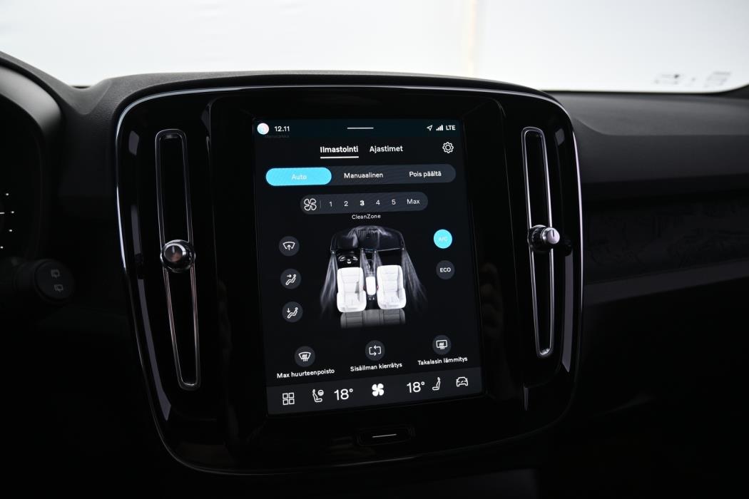 VOLVO XC40 2024