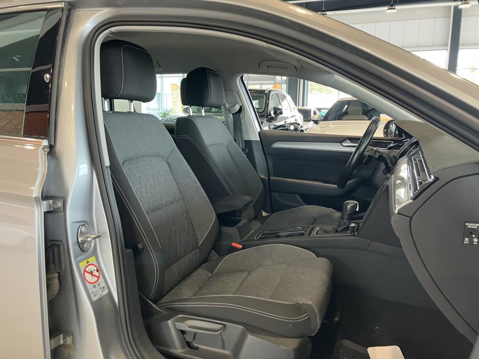 VOLKSWAGEN Passat 2023