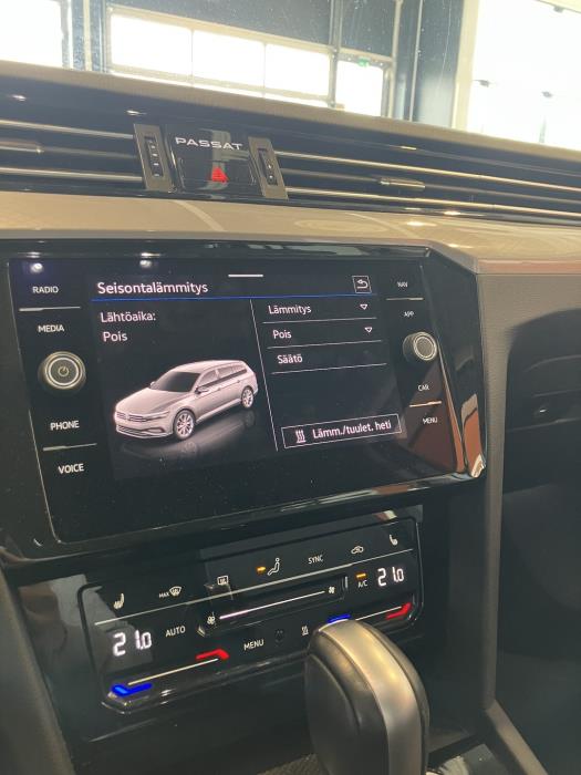 VOLKSWAGEN Passat 2023
