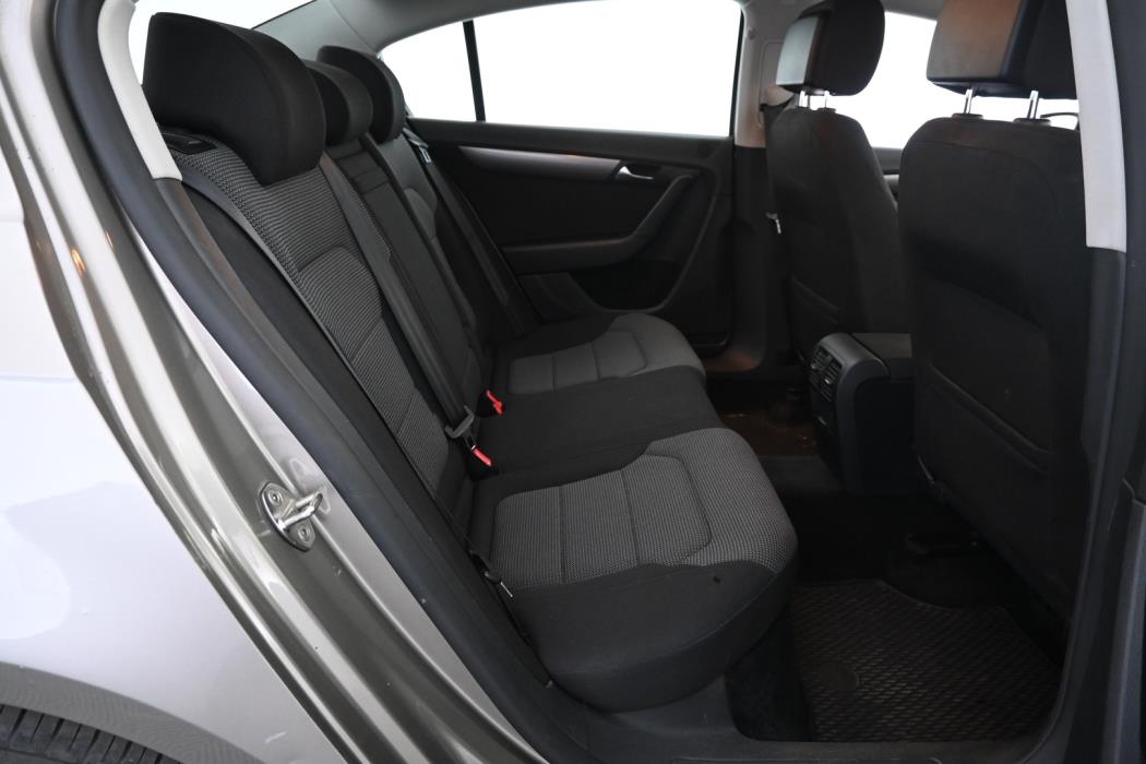 VOLKSWAGEN Passat 2012