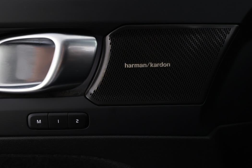 VOLVO XC40 2023