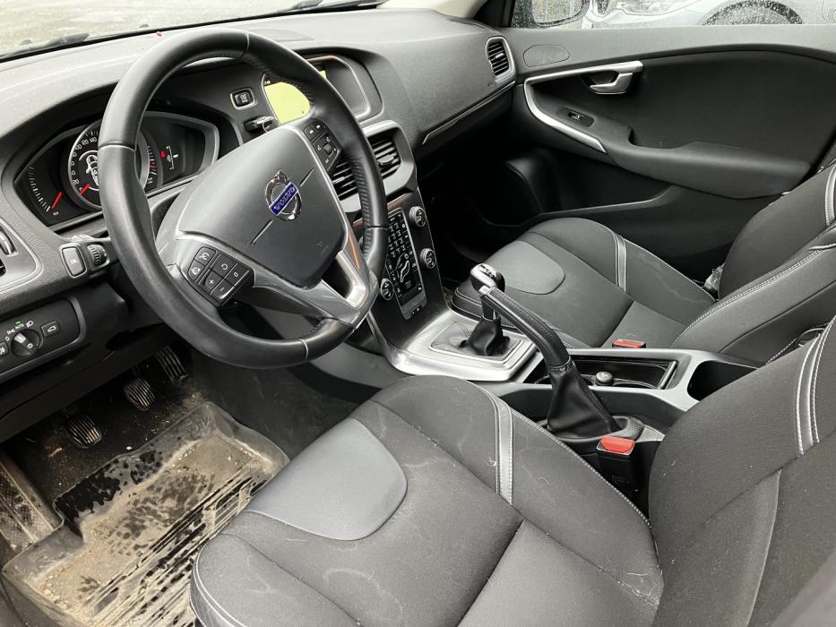 VOLVO V40 2016
