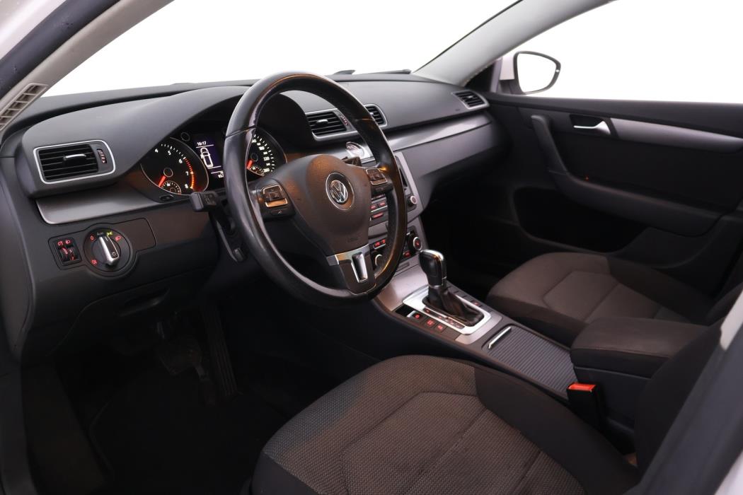 VOLKSWAGEN Passat 2011