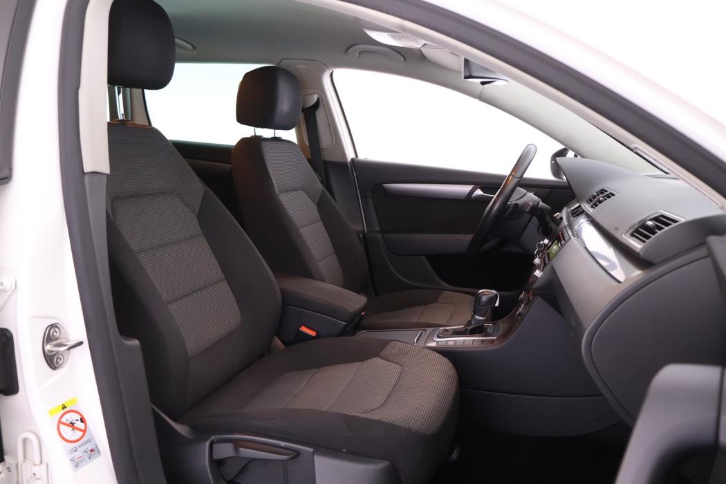 VOLKSWAGEN Passat 2011