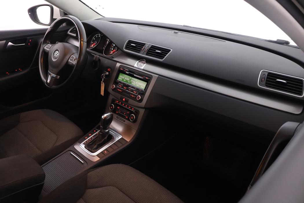 VOLKSWAGEN Passat 2011