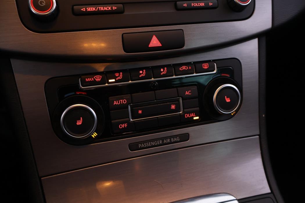 VOLKSWAGEN Passat 2011