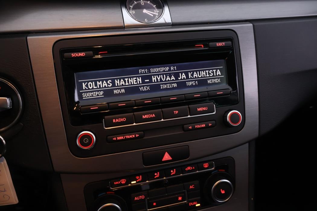 VOLKSWAGEN Passat 2011