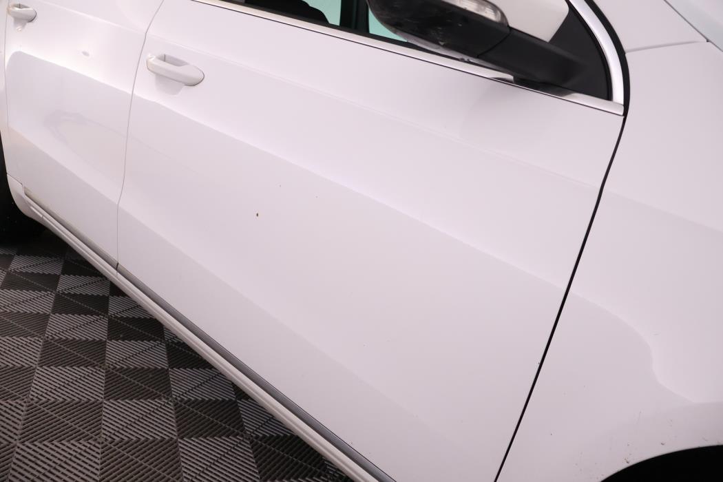 VOLKSWAGEN Passat 2011